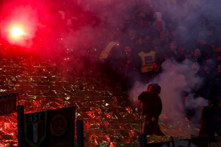 Derby Lazio-Roma scontri post-partita Ultras lancio pietre e bastoni Forze dell'ordine contrastano ultras Roma Tensioni via Flaminia Ponte Milvio Fermati romanisti scontri post-derby